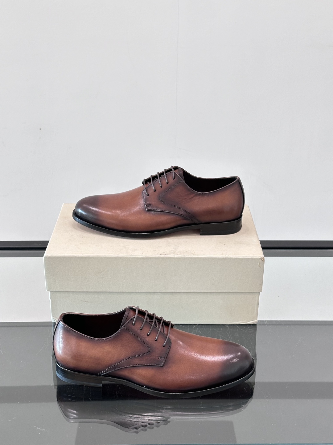Santoni/圣东尼 意大利男士手工小牛皮真皮大底正装皮鞋，这个意大利纯手工鞋履品牌的每一双鞋设计简洁