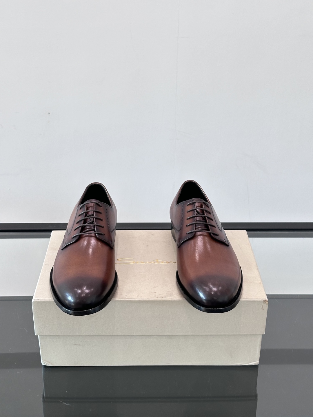 Santoni/圣东尼 意大利男士手工小牛皮真皮大底正装皮鞋，这个意大利纯手工鞋履品牌的每一双鞋设计简洁