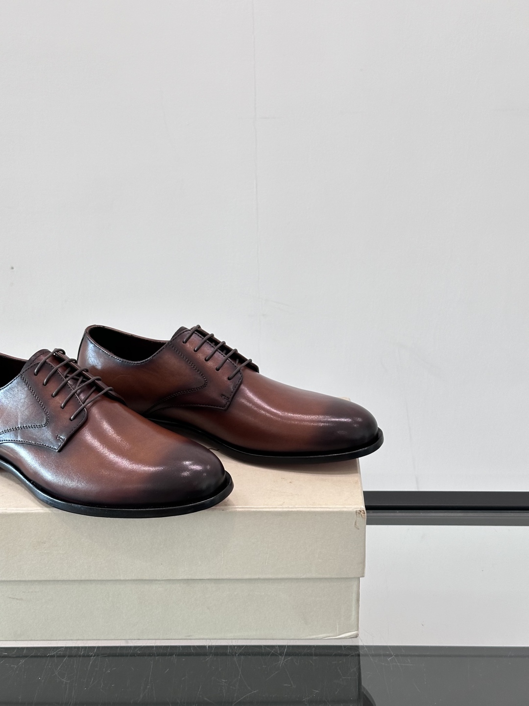 Santoni/圣东尼 意大利男士手工小牛皮真皮大底正装皮鞋，这个意大利纯手工鞋履品牌的每一双鞋设计简洁