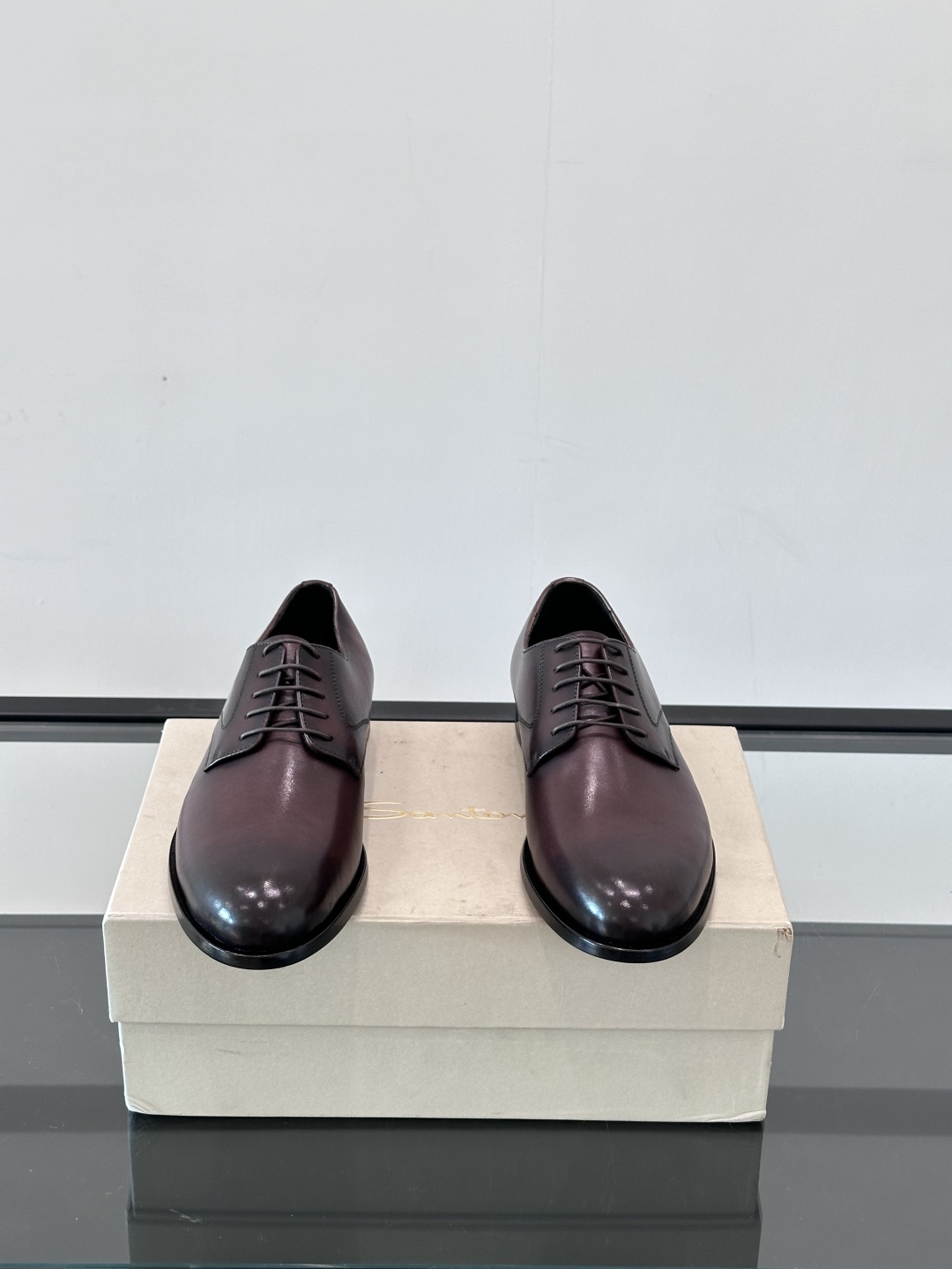 Santoni/圣东尼 意大利男士手工小牛皮真皮大底正装皮鞋，这个意大利纯手工鞋履品牌的每一双鞋设计简洁