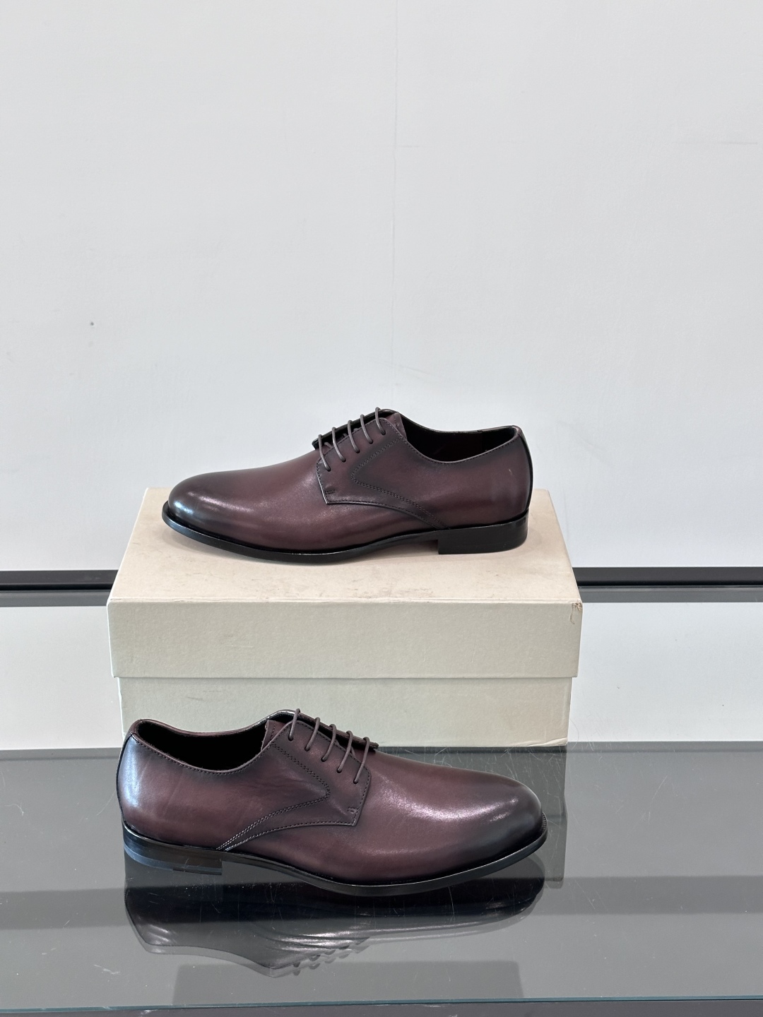 Santoni/圣东尼 意大利男士手工小牛皮真皮大底正装皮鞋，这个意大利纯手工鞋履品牌的每一双鞋设计简洁