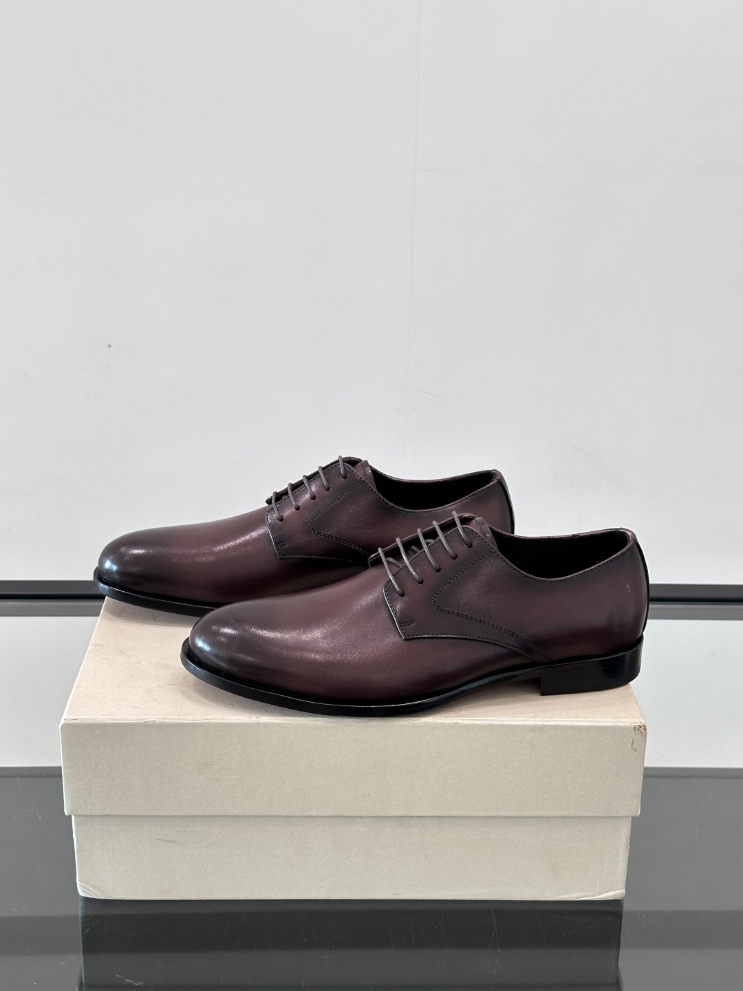 Santoni/圣东尼 意大利男士手工小牛皮真皮大底正装皮鞋，这个意大利纯手工鞋履品牌的每一双鞋设计简洁