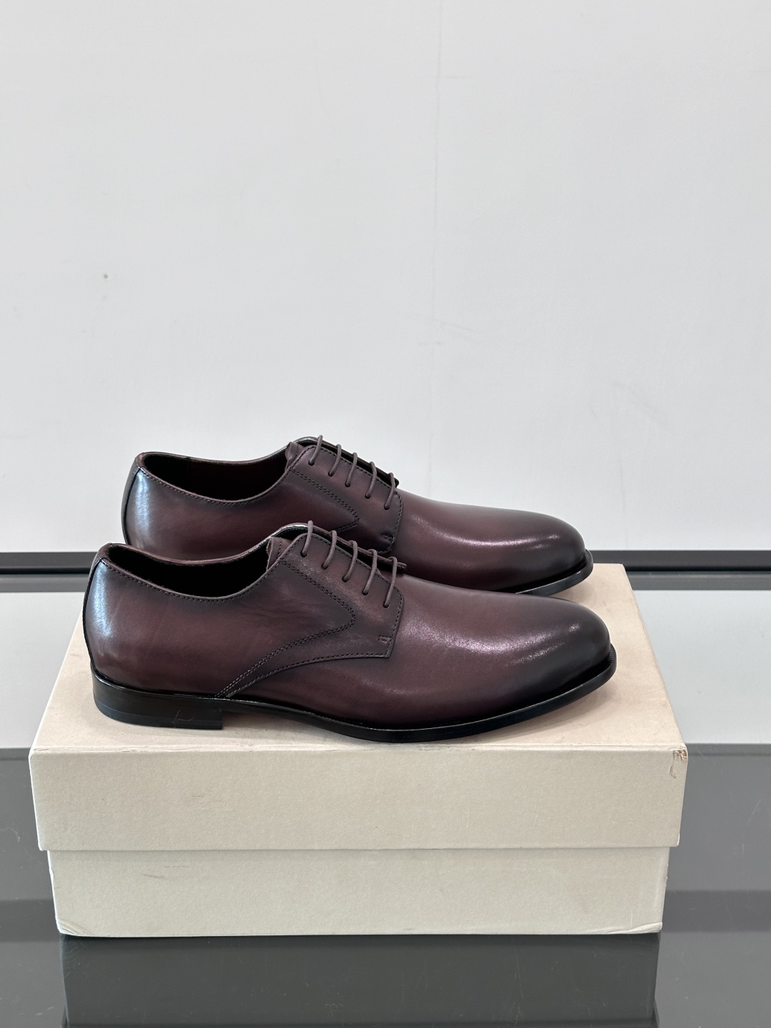 Santoni/圣东尼 意大利男士手工小牛皮真皮大底正装皮鞋，这个意大利纯手工鞋履品牌的每一双鞋设计简洁