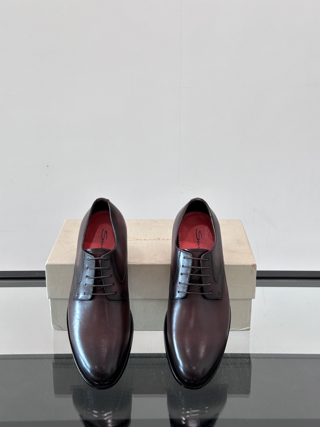 Santoni/圣东尼 意大利男士手工小牛皮真皮大底正装皮鞋，这个意大利纯手工鞋履品牌的每一双鞋设计简洁