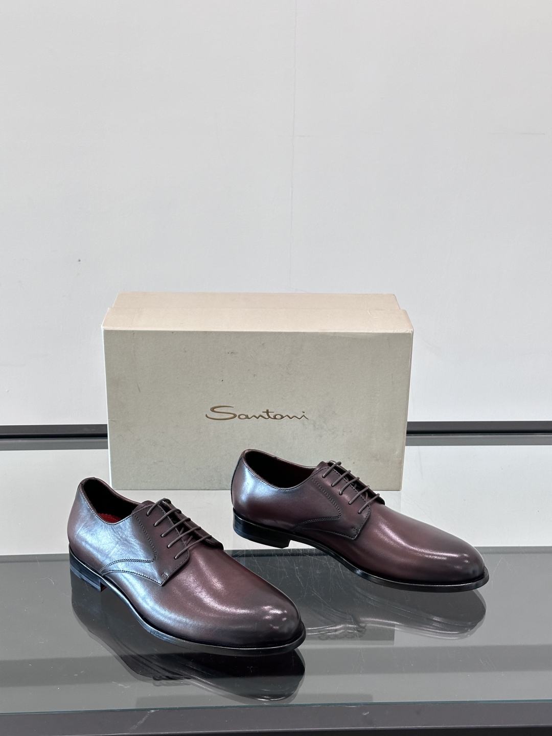 Santoni/圣东尼 意大利男士手工小牛皮真皮大底正装皮鞋，这个意大利纯手工鞋履品牌的每一双鞋设计简洁