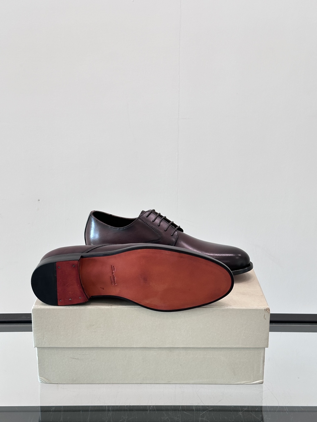 Santoni/圣东尼 意大利男士手工小牛皮真皮大底正装皮鞋，这个意大利纯手工鞋履品牌的每一双鞋设计简洁