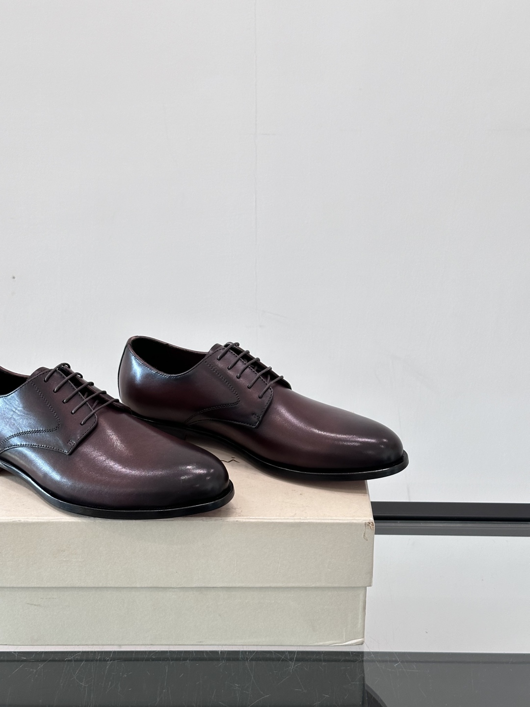 Santoni/圣东尼 意大利男士手工小牛皮真皮大底正装皮鞋，这个意大利纯手工鞋履品牌的每一双鞋设计简洁