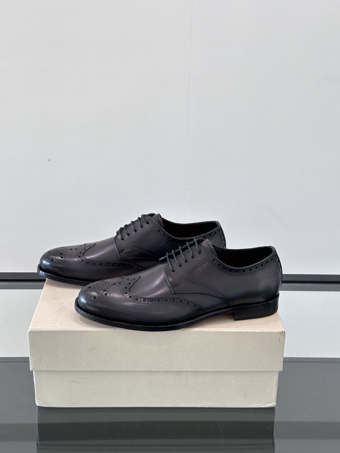 Santoni/圣东尼 意大利男士手工小牛皮真皮大底正装皮鞋，这个意大利纯手工鞋履品牌的每一双鞋设计简洁