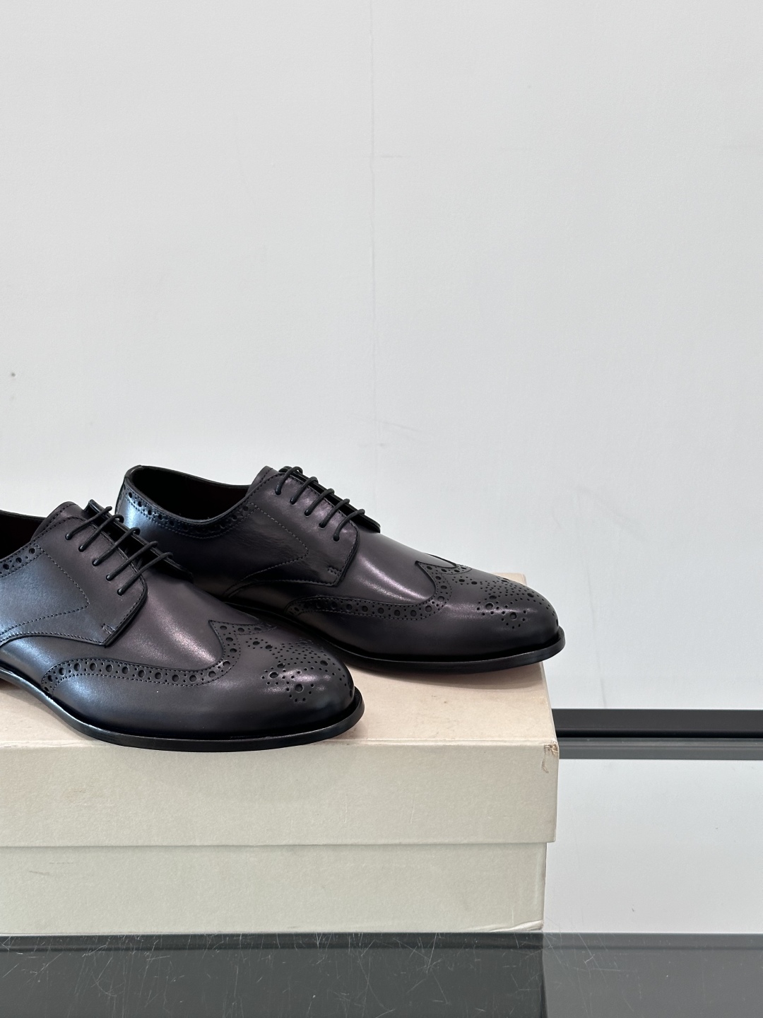 Santoni/圣东尼 意大利男士手工小牛皮真皮大底正装皮鞋，这个意大利纯手工鞋履品牌的每一双鞋设计简洁