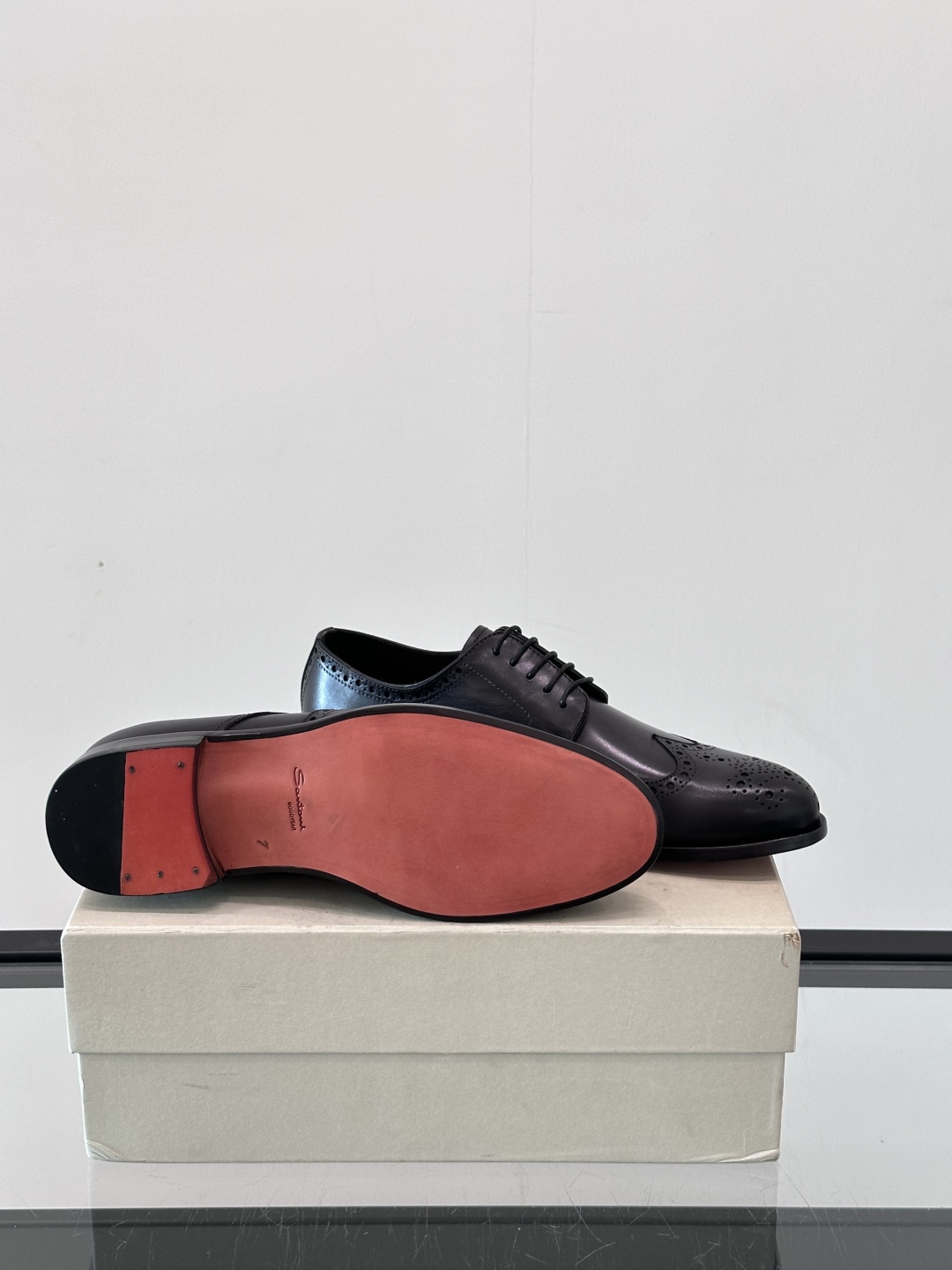 Santoni/圣东尼 意大利男士手工小牛皮真皮大底正装皮鞋，这个意大利纯手工鞋履品牌的每一双鞋设计简洁