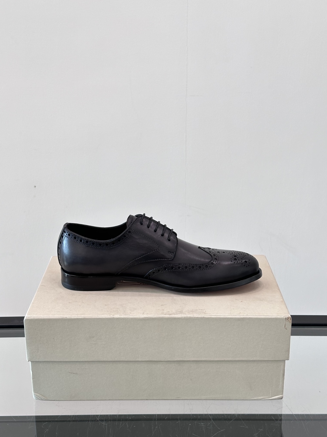 Santoni/圣东尼 意大利男士手工小牛皮真皮大底正装皮鞋，这个意大利纯手工鞋履品牌的每一双鞋设计简洁