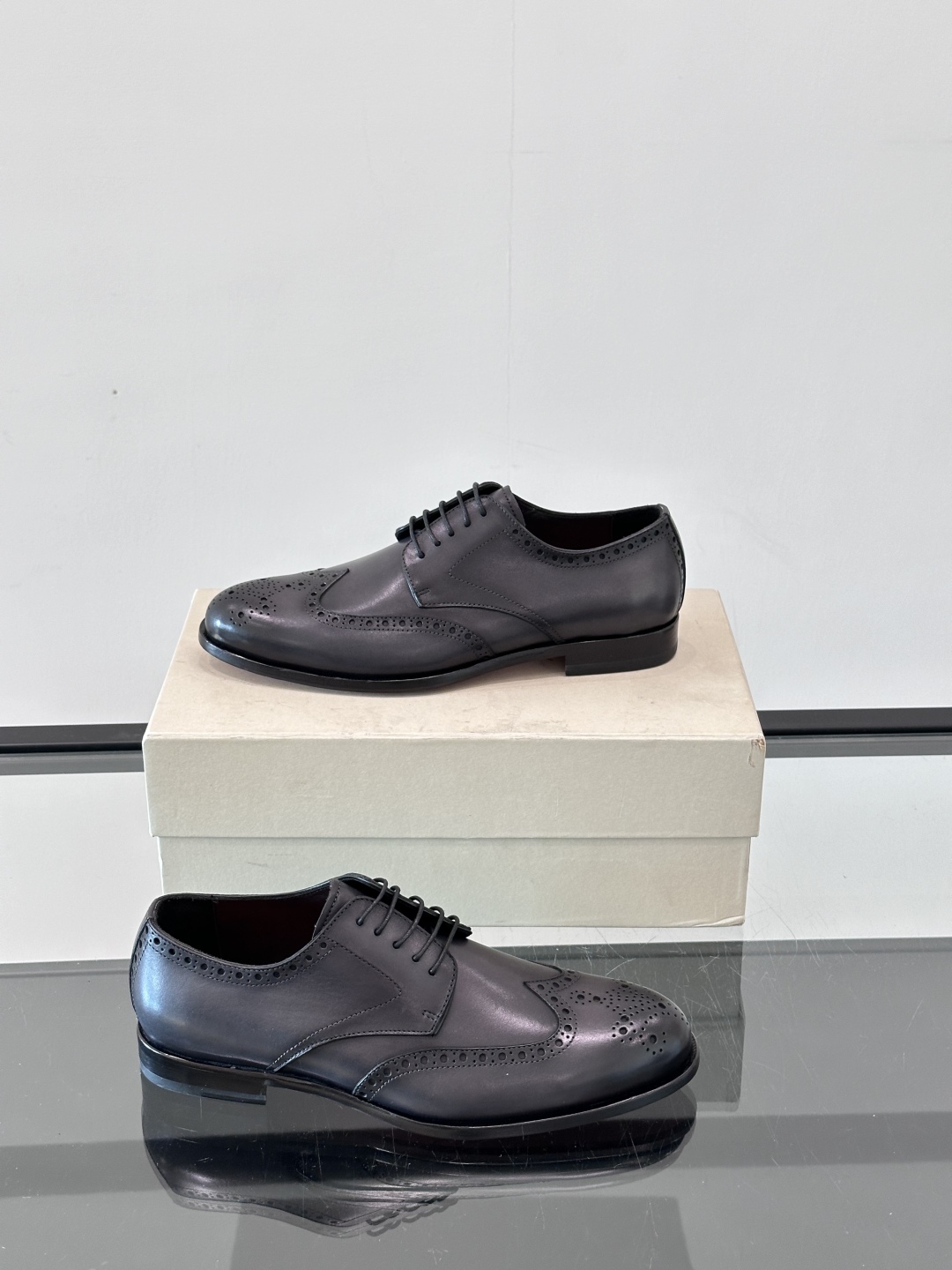 Santoni/圣东尼 意大利男士手工小牛皮真皮大底正装皮鞋，这个意大利纯手工鞋履品牌的每一双鞋设计简洁