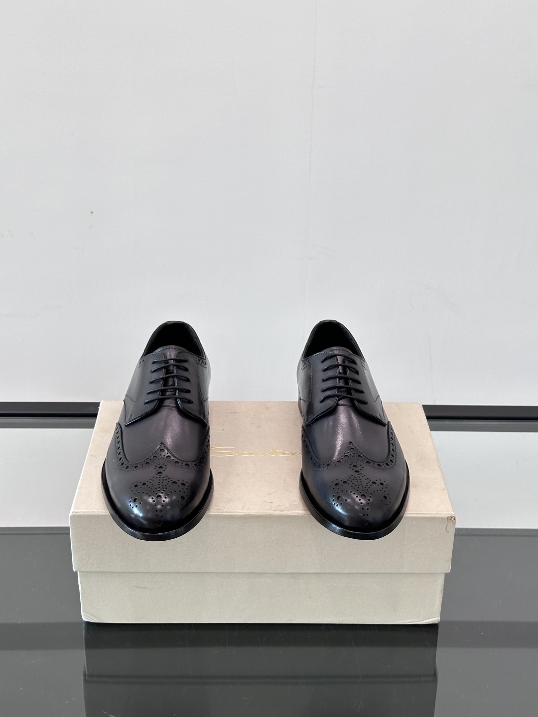 Santoni/圣东尼 意大利男士手工小牛皮真皮大底正装皮鞋，这个意大利纯手工鞋履品牌的每一双鞋设计简洁