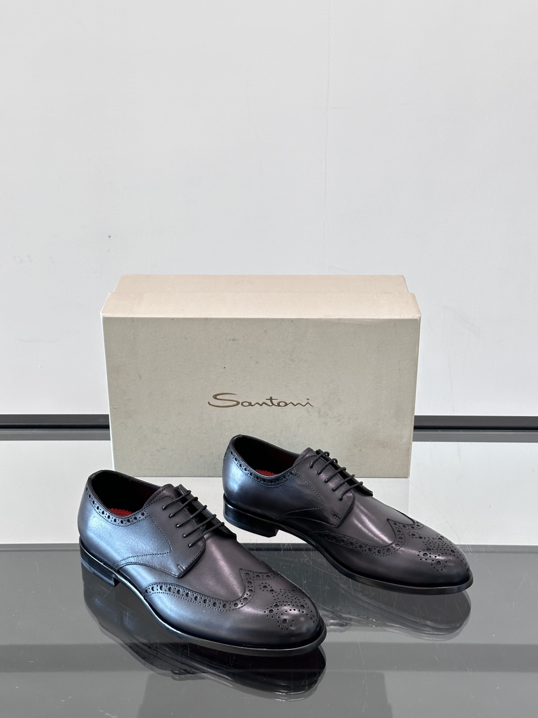 Santoni/圣东尼 意大利男士手工小牛皮真皮大底正装皮鞋，这个意大利纯手工鞋履品牌的每一双鞋设计简洁