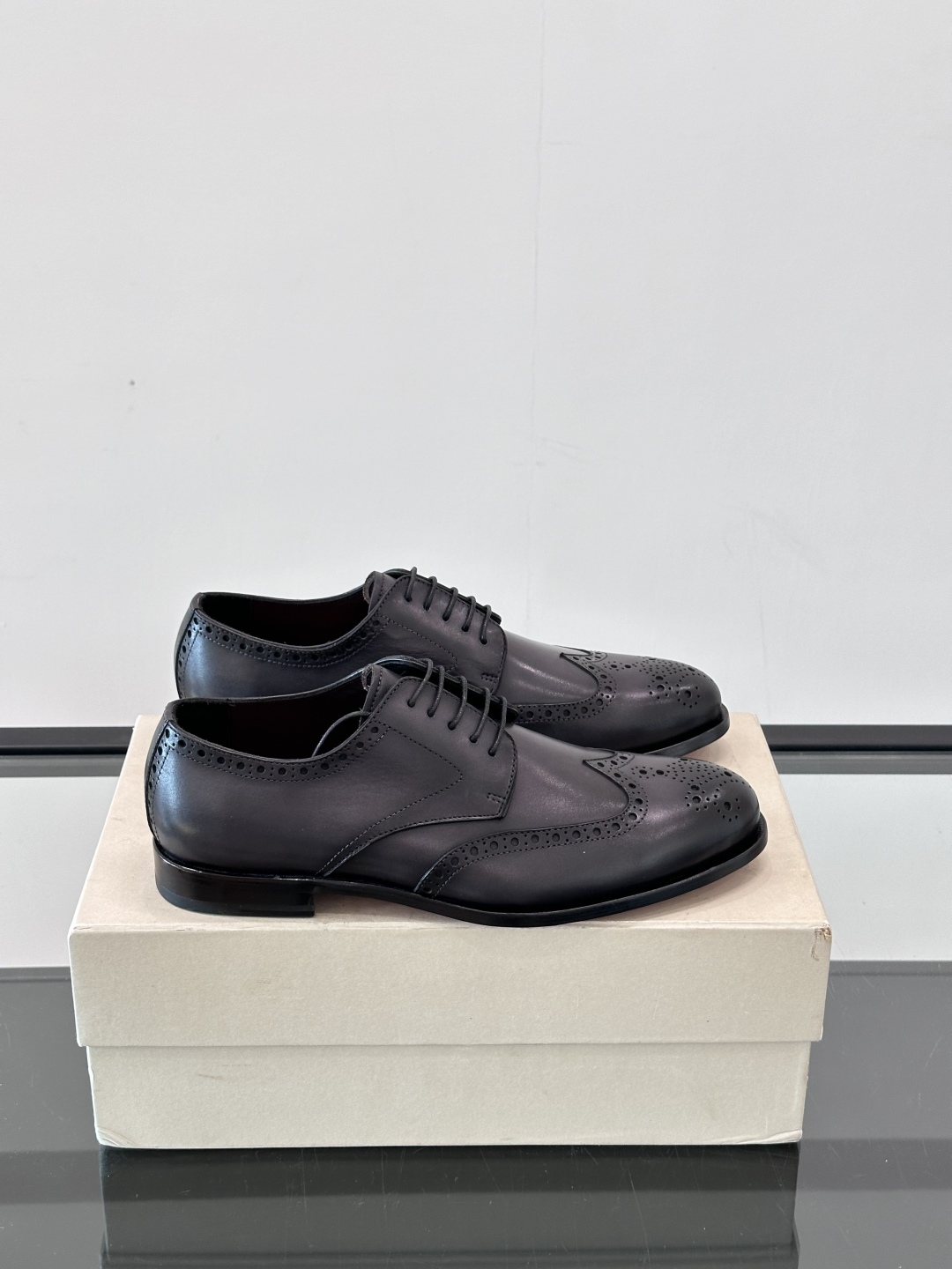 Santoni/圣东尼 意大利男士手工小牛皮真皮大底正装皮鞋，这个意大利纯手工鞋履品牌的每一双鞋设计简洁