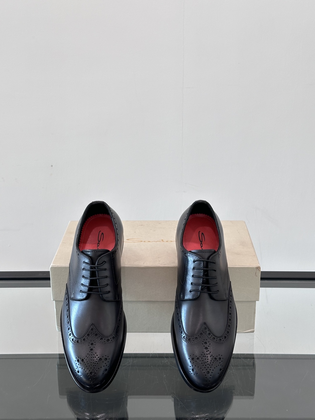 Santoni/圣东尼 意大利男士手工小牛皮真皮大底正装皮鞋，这个意大利纯手工鞋履品牌的每一双鞋设计简洁