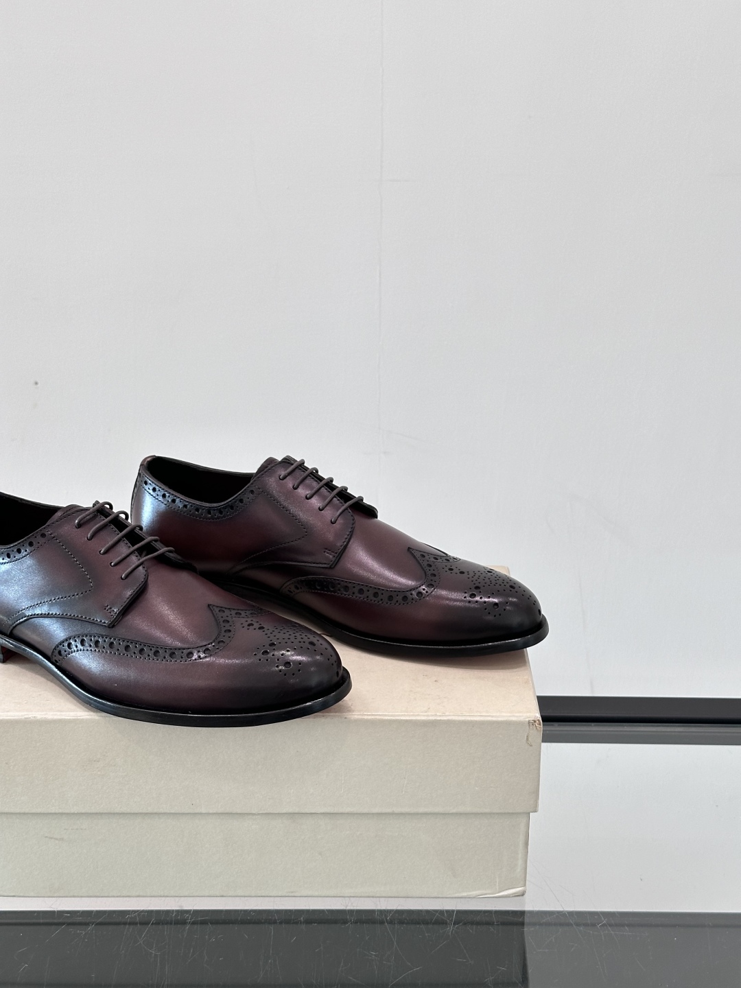 Santoni/圣东尼 意大利男士手工小牛皮真皮大底正装皮鞋，这个意大利纯手工鞋履品牌的每一双鞋设计简洁