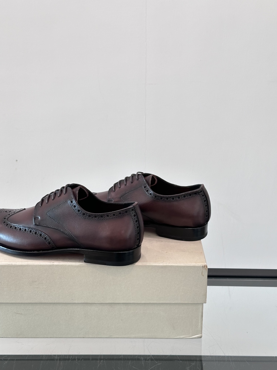 Santoni/圣东尼 意大利男士手工小牛皮真皮大底正装皮鞋，这个意大利纯手工鞋履品牌的每一双鞋设计简洁