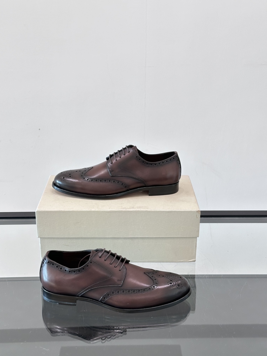 Santoni/圣东尼 意大利男士手工小牛皮真皮大底正装皮鞋，这个意大利纯手工鞋履品牌的每一双鞋设计简洁
