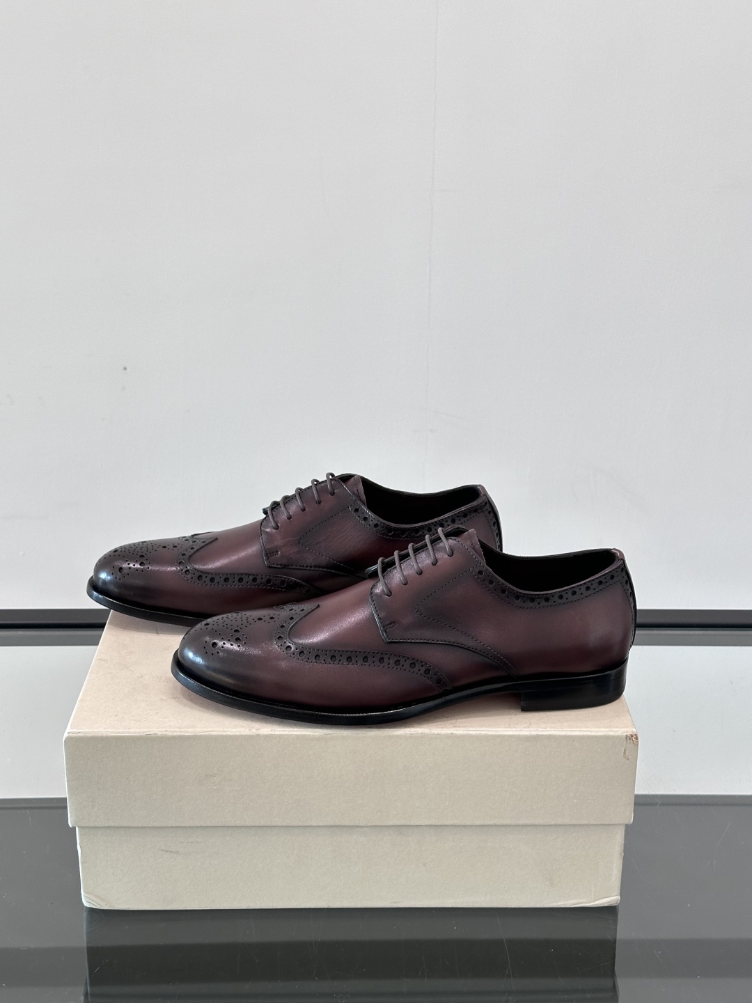 Santoni/圣东尼 意大利男士手工小牛皮真皮大底正装皮鞋，这个意大利纯手工鞋履品牌的每一双鞋设计简洁
