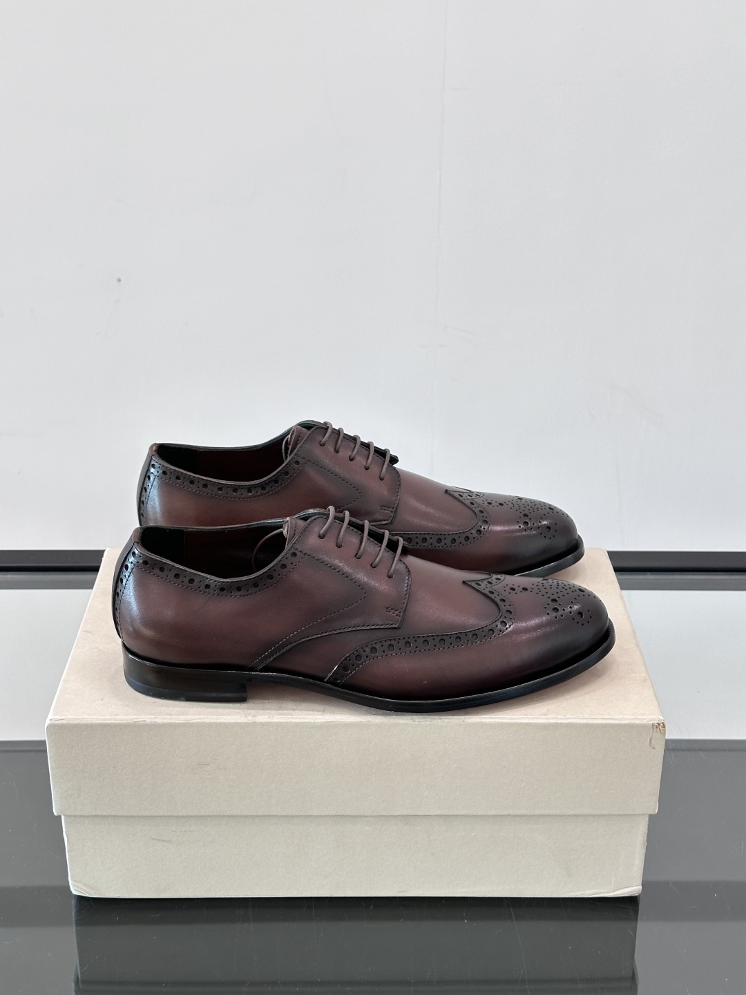 Santoni/圣东尼 意大利男士手工小牛皮真皮大底正装皮鞋，这个意大利纯手工鞋履品牌的每一双鞋设计简洁