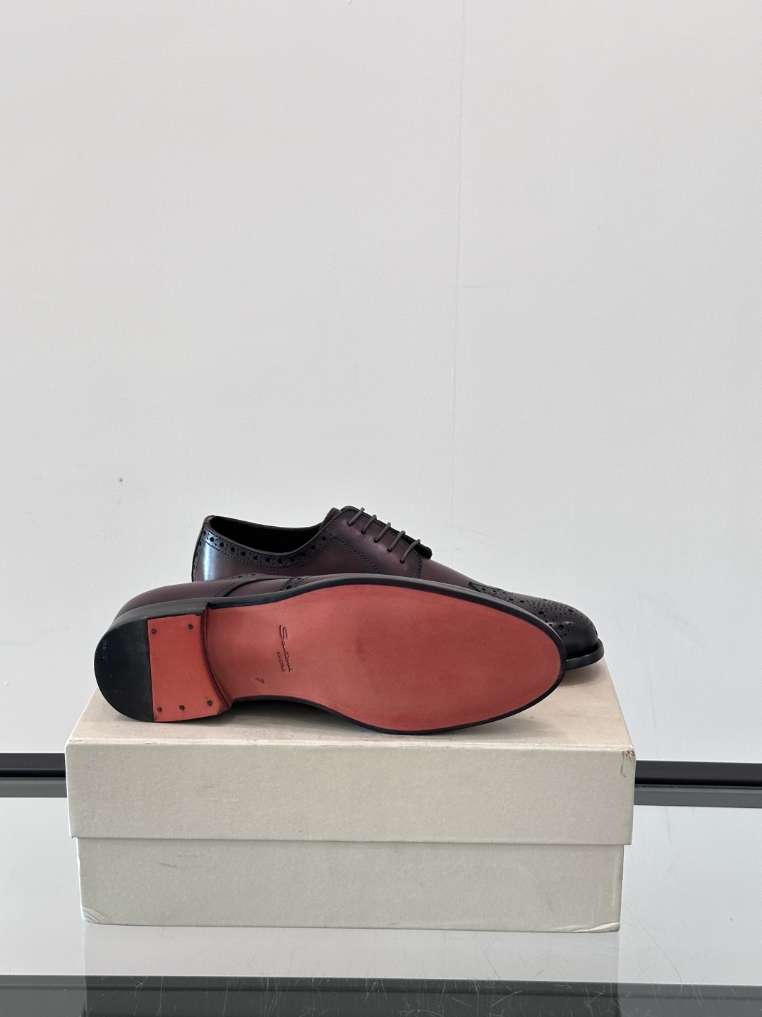 Santoni/圣东尼 意大利男士手工小牛皮真皮大底正装皮鞋，这个意大利纯手工鞋履品牌的每一双鞋设计简洁