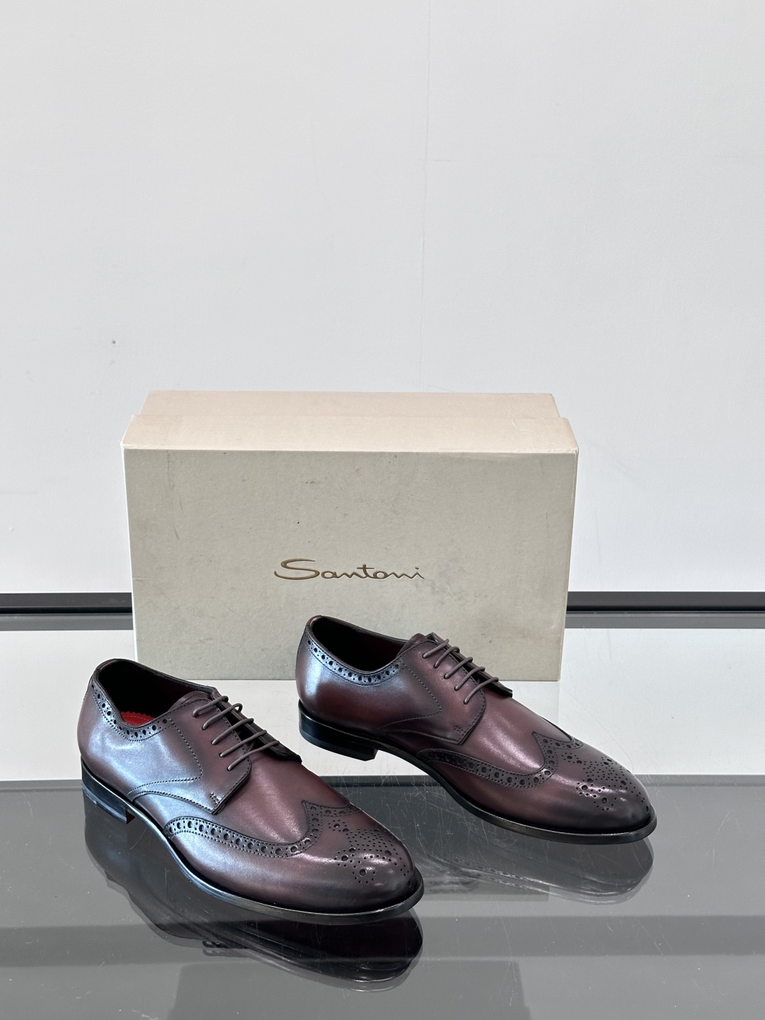 Santoni/圣东尼 意大利男士手工小牛皮真皮大底正装皮鞋，这个意大利纯手工鞋履品牌的每一双鞋设计简洁