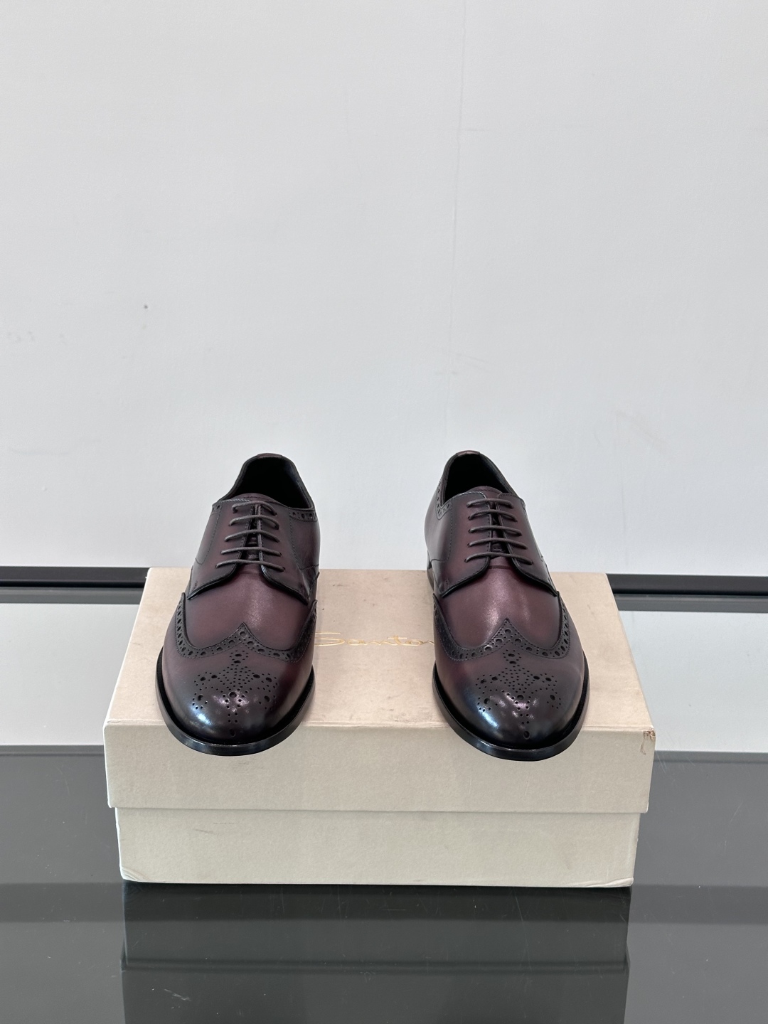 Santoni/圣东尼 意大利男士手工小牛皮真皮大底正装皮鞋，这个意大利纯手工鞋履品牌的每一双鞋设计简洁
