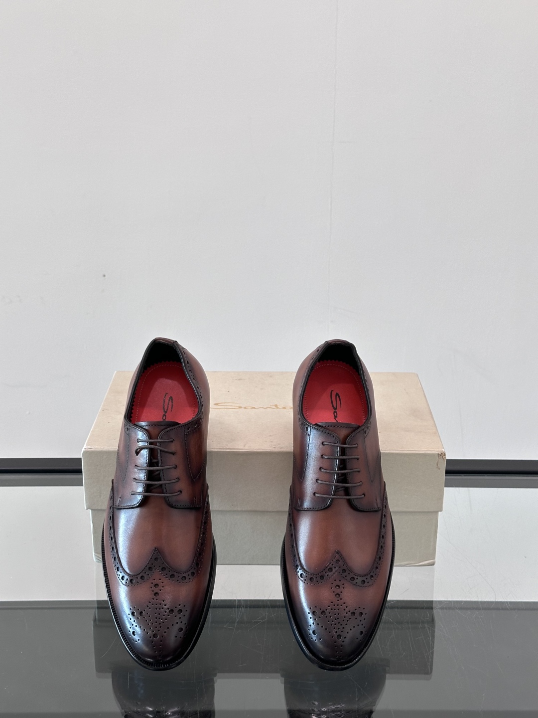 Santoni/圣东尼 意大利男士手工小牛皮真皮大底正装皮鞋，这个意大利纯手工鞋履品牌的每一双鞋设计简洁