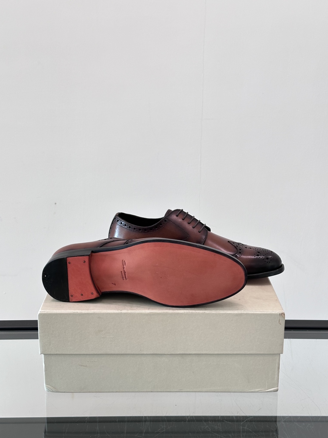 Santoni/圣东尼 意大利男士手工小牛皮真皮大底正装皮鞋，这个意大利纯手工鞋履品牌的每一双鞋设计简洁