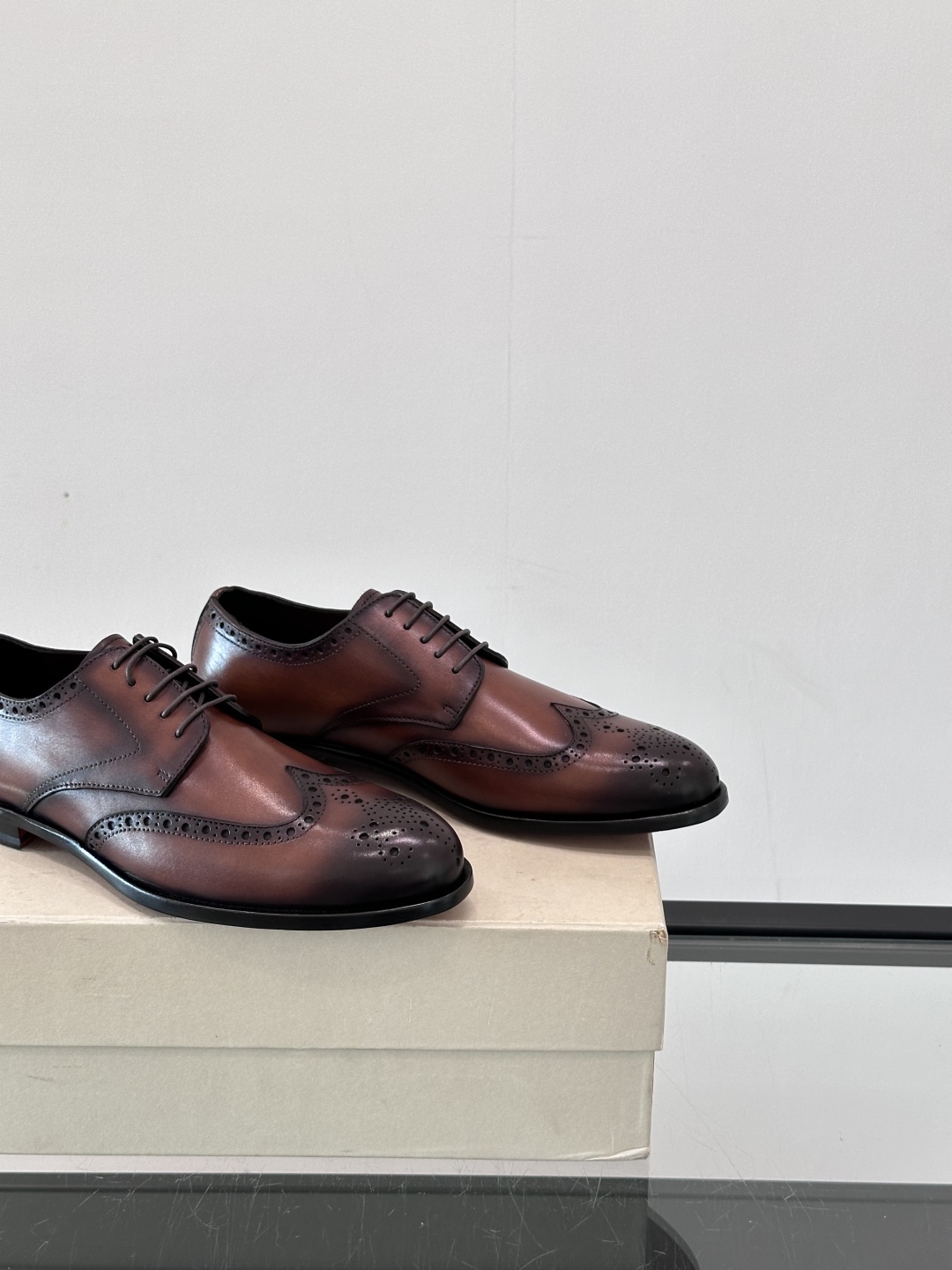 Santoni/圣东尼 意大利男士手工小牛皮真皮大底正装皮鞋，这个意大利纯手工鞋履品牌的每一双鞋设计简洁