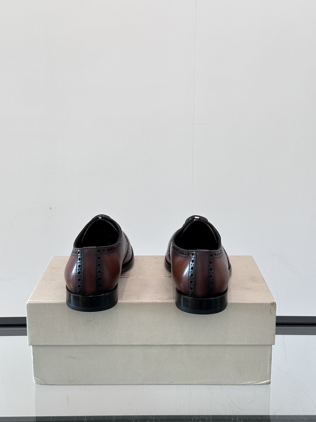 Santoni/圣东尼 意大利男士手工小牛皮真皮大底正装皮鞋，这个意大利纯手工鞋履品牌的每一双鞋设计简洁