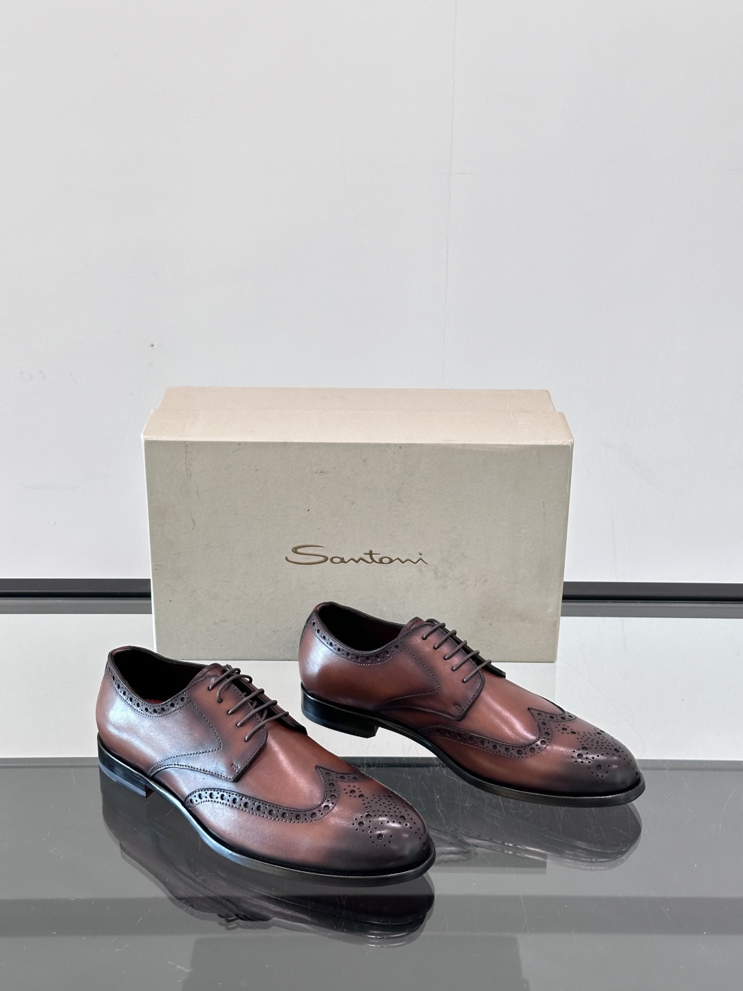 Santoni/圣东尼 意大利男士手工小牛皮真皮大底正装皮鞋，这个意大利纯手工鞋履品牌的每一双鞋设计简洁