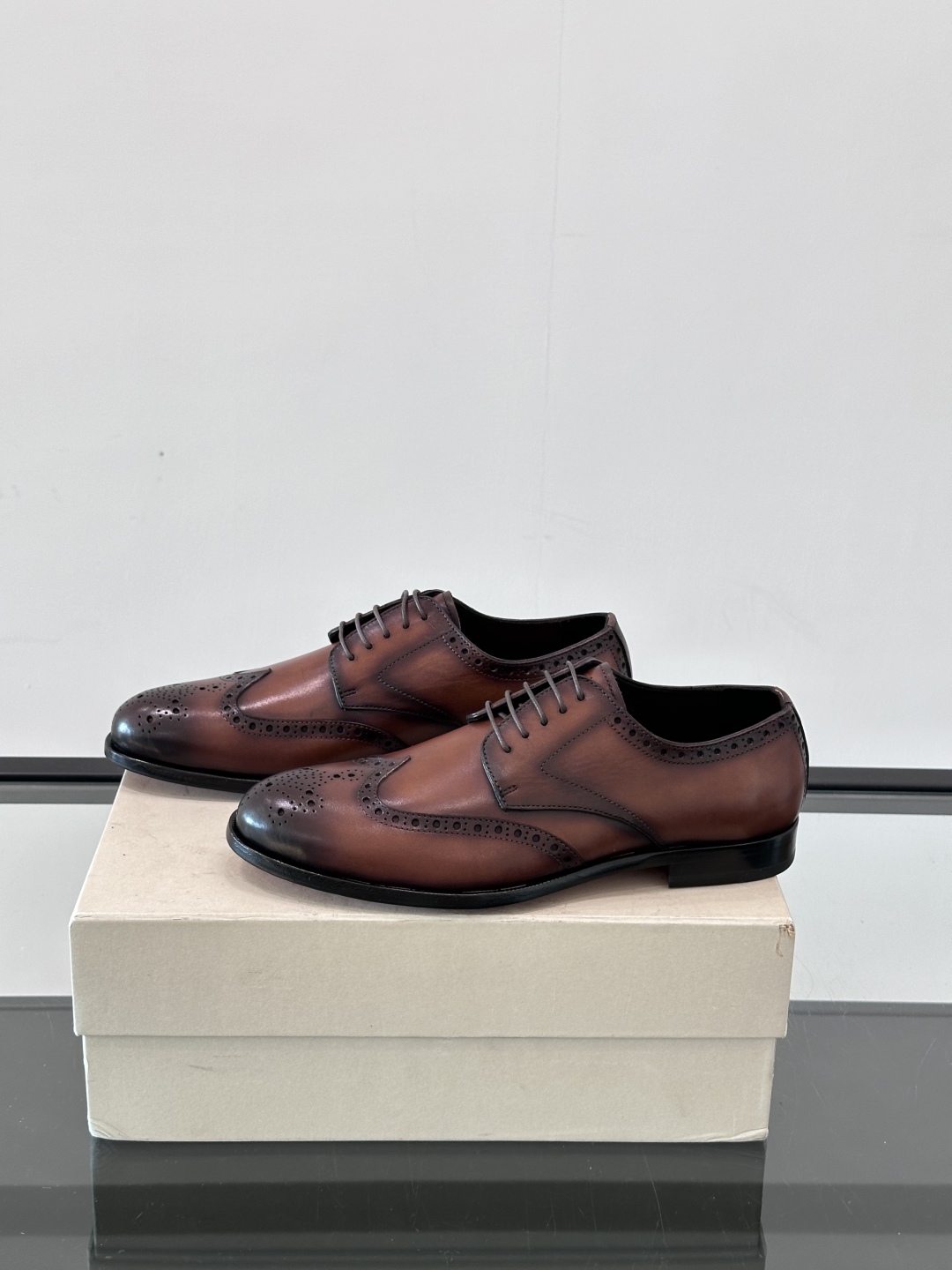 Santoni/圣东尼 意大利男士手工小牛皮真皮大底正装皮鞋，这个意大利纯手工鞋履品牌的每一双鞋设计简洁