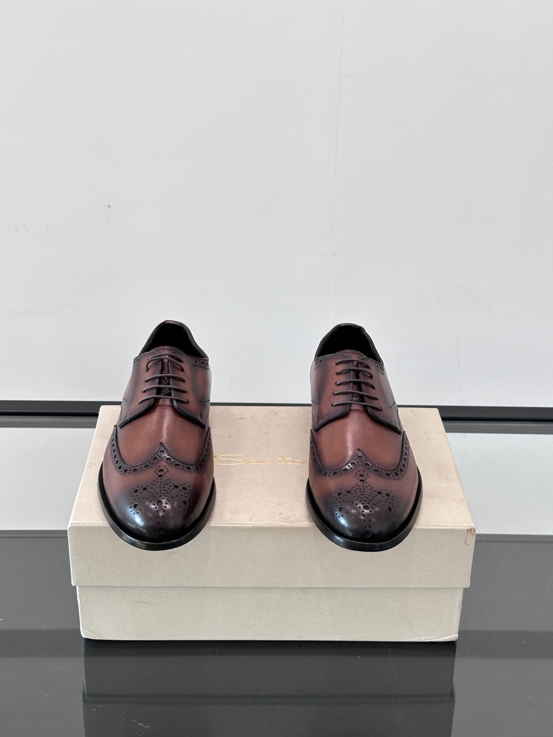Santoni/圣东尼 意大利男士手工小牛皮真皮大底正装皮鞋，这个意大利纯手工鞋履品牌的每一双鞋设计简洁
