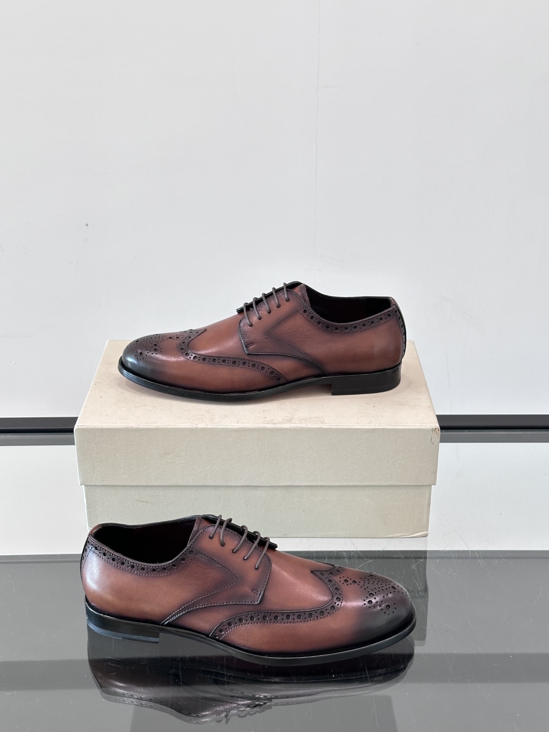 Santoni/圣东尼 意大利男士手工小牛皮真皮大底正装皮鞋，这个意大利纯手工鞋履品牌的每一双鞋设计简洁