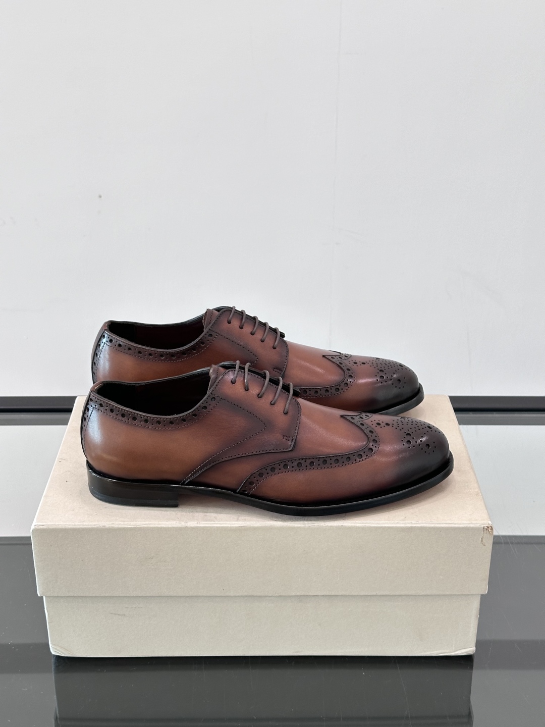 Santoni/圣东尼 意大利男士手工小牛皮真皮大底正装皮鞋，这个意大利纯手工鞋履品牌的每一双鞋设计简洁