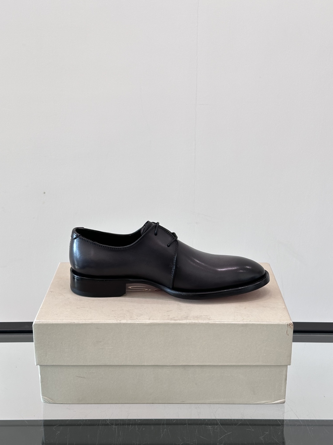 Santoni/圣东尼 意大利男士手工小牛皮真皮大底正装皮鞋，这个意大利纯手工鞋履品牌的每一双鞋设计简洁