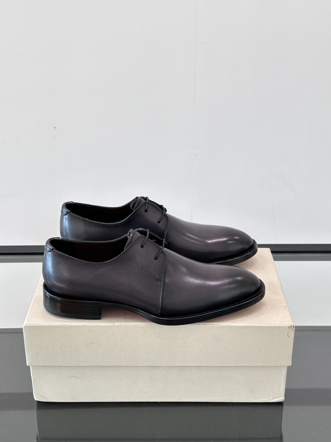 Santoni/圣东尼 意大利男士手工小牛皮真皮大底正装皮鞋，这个意大利纯手工鞋履品牌的每一双鞋设计简洁