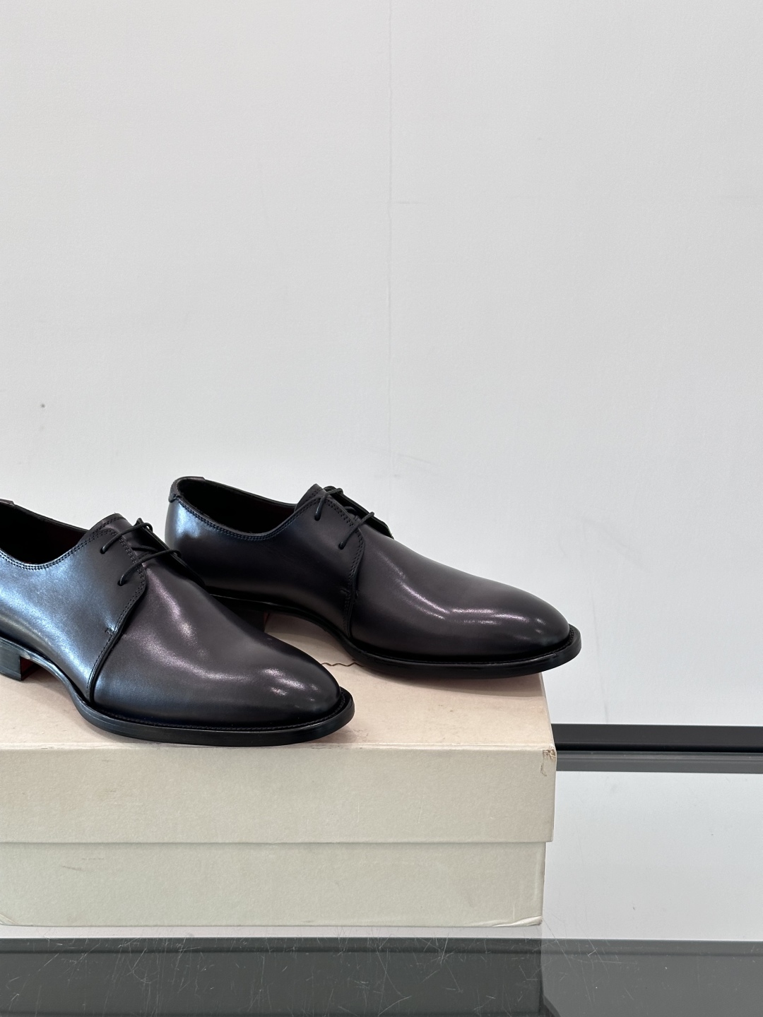Santoni/圣东尼 意大利男士手工小牛皮真皮大底正装皮鞋，这个意大利纯手工鞋履品牌的每一双鞋设计简洁
