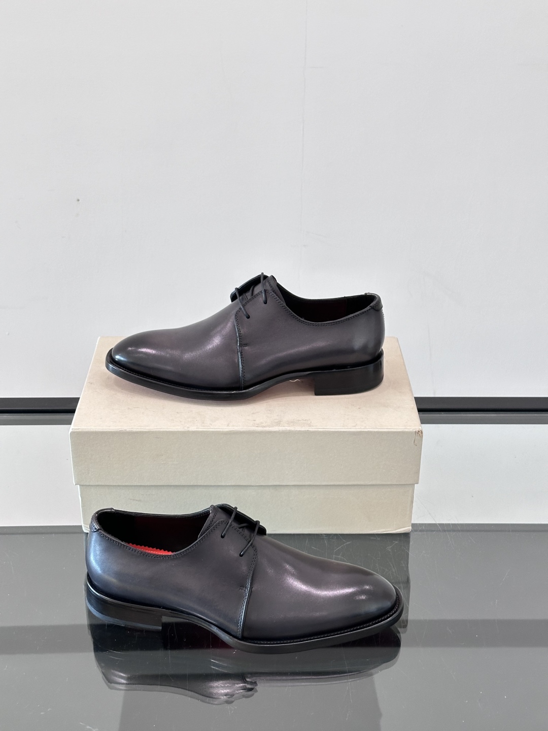 Santoni/圣东尼 意大利男士手工小牛皮真皮大底正装皮鞋，这个意大利纯手工鞋履品牌的每一双鞋设计简洁