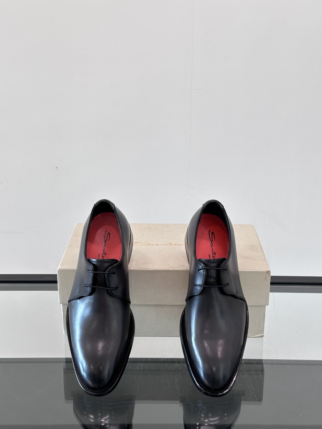 Santoni/圣东尼 意大利男士手工小牛皮真皮大底正装皮鞋，这个意大利纯手工鞋履品牌的每一双鞋设计简洁