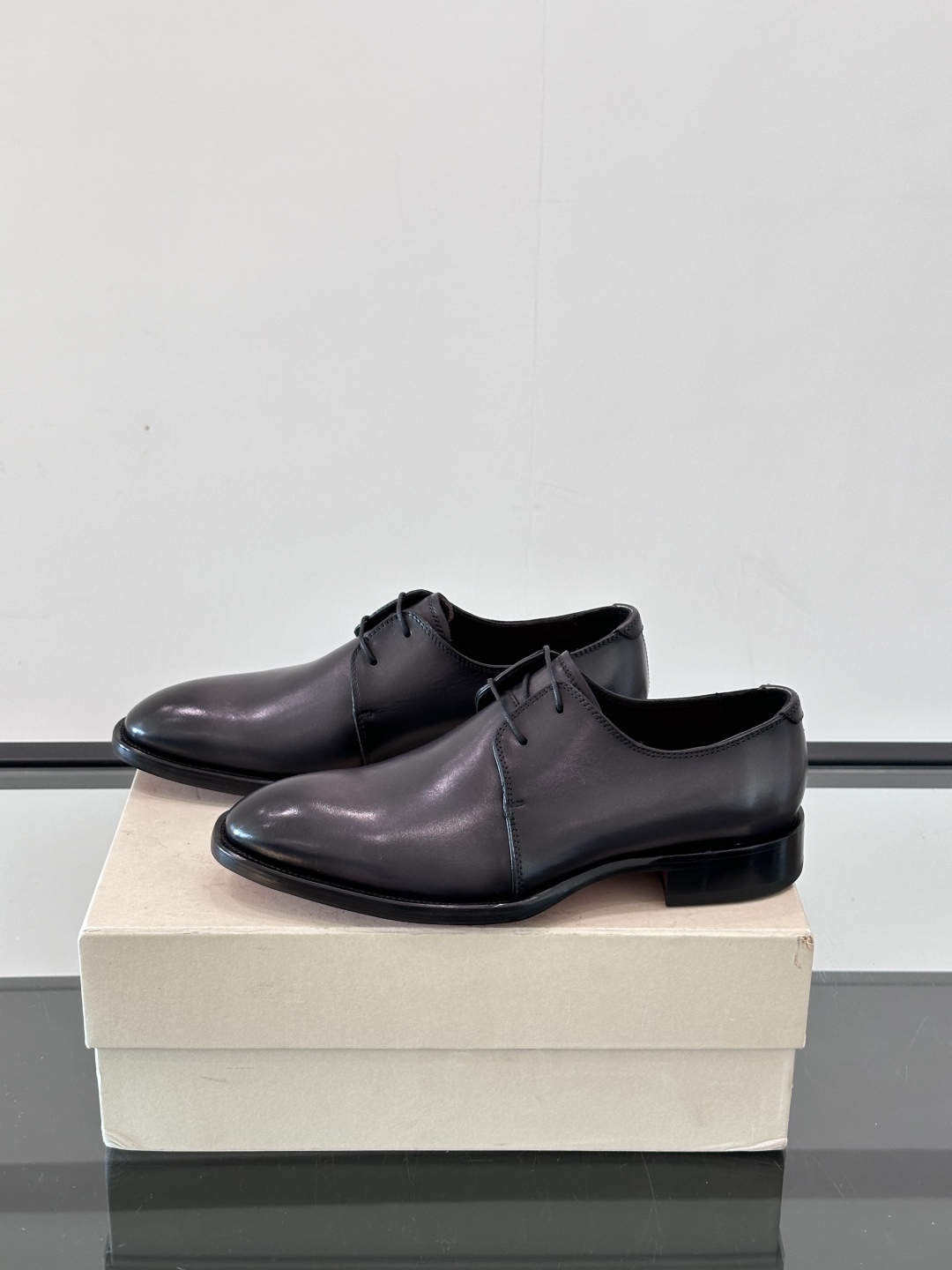 Santoni/圣东尼 意大利男士手工小牛皮真皮大底正装皮鞋，这个意大利纯手工鞋履品牌的每一双鞋设计简洁