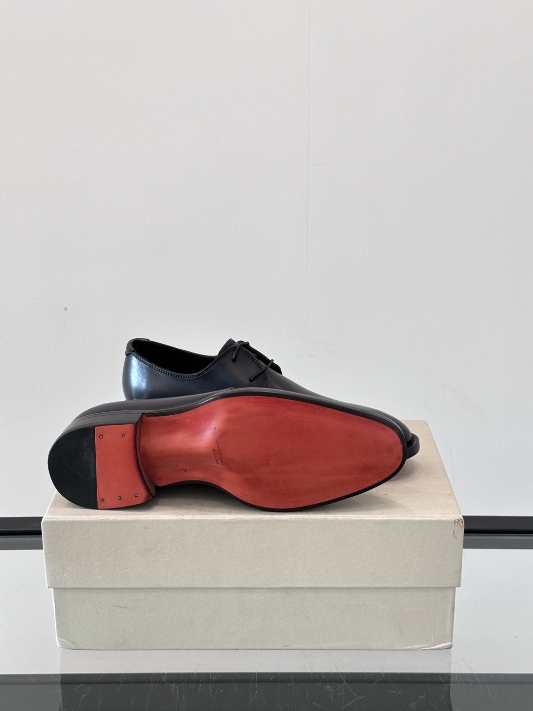 Santoni/圣东尼 意大利男士手工小牛皮真皮大底正装皮鞋，这个意大利纯手工鞋履品牌的每一双鞋设计简洁
