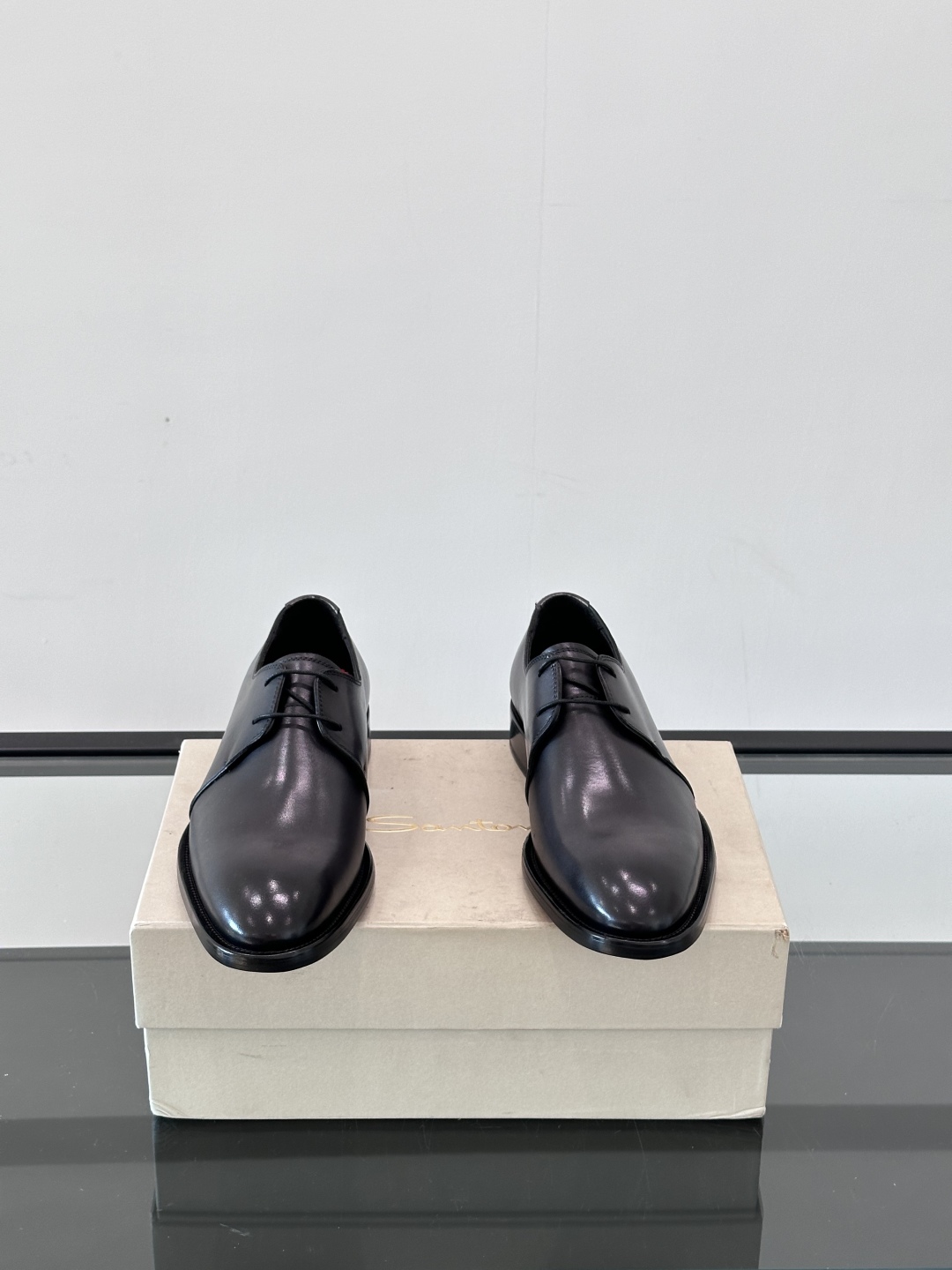 Santoni/圣东尼 意大利男士手工小牛皮真皮大底正装皮鞋，这个意大利纯手工鞋履品牌的每一双鞋设计简洁