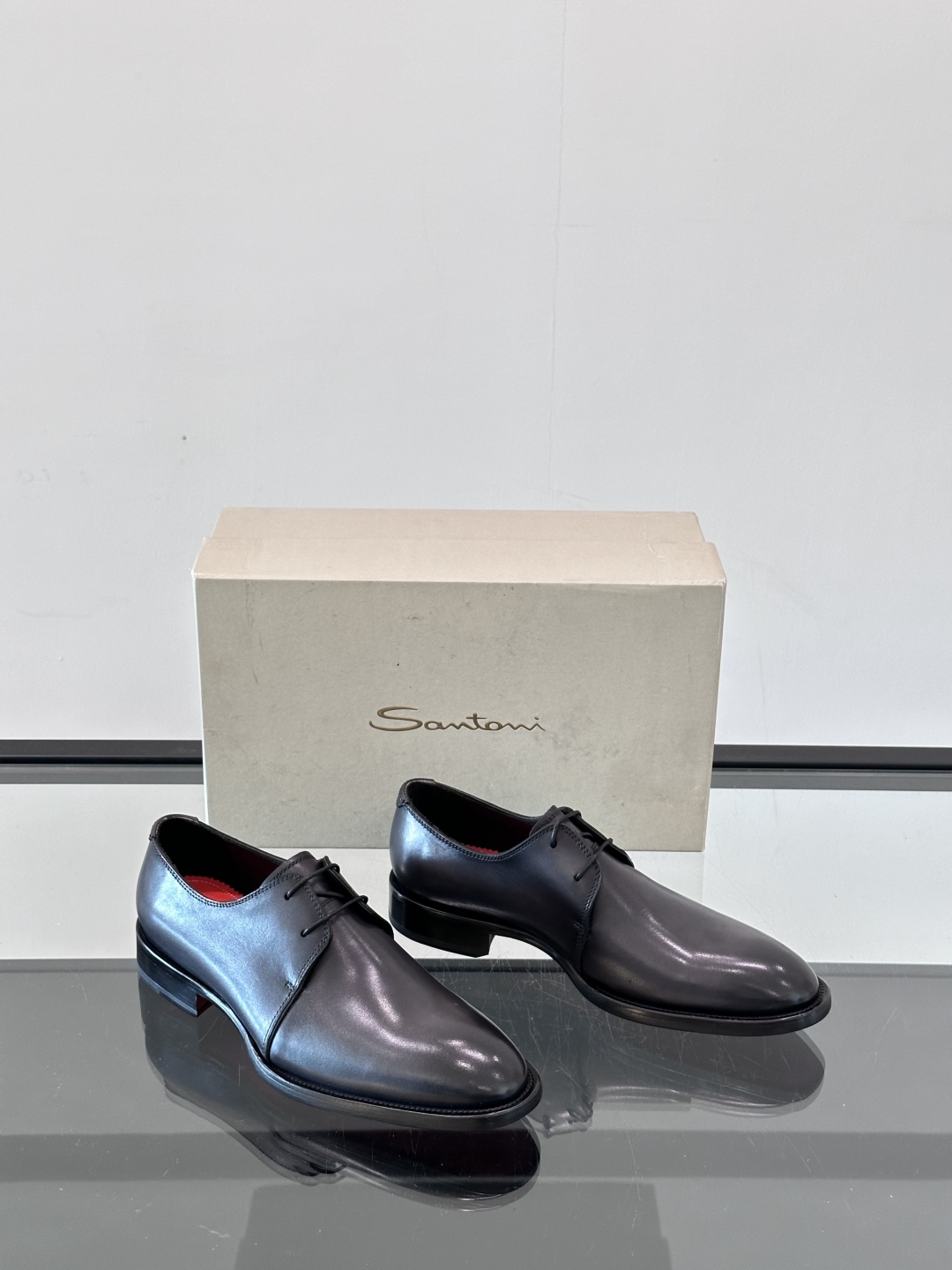 Santoni/圣东尼 意大利男士手工小牛皮真皮大底正装皮鞋，这个意大利纯手工鞋履品牌的每一双鞋设计简洁