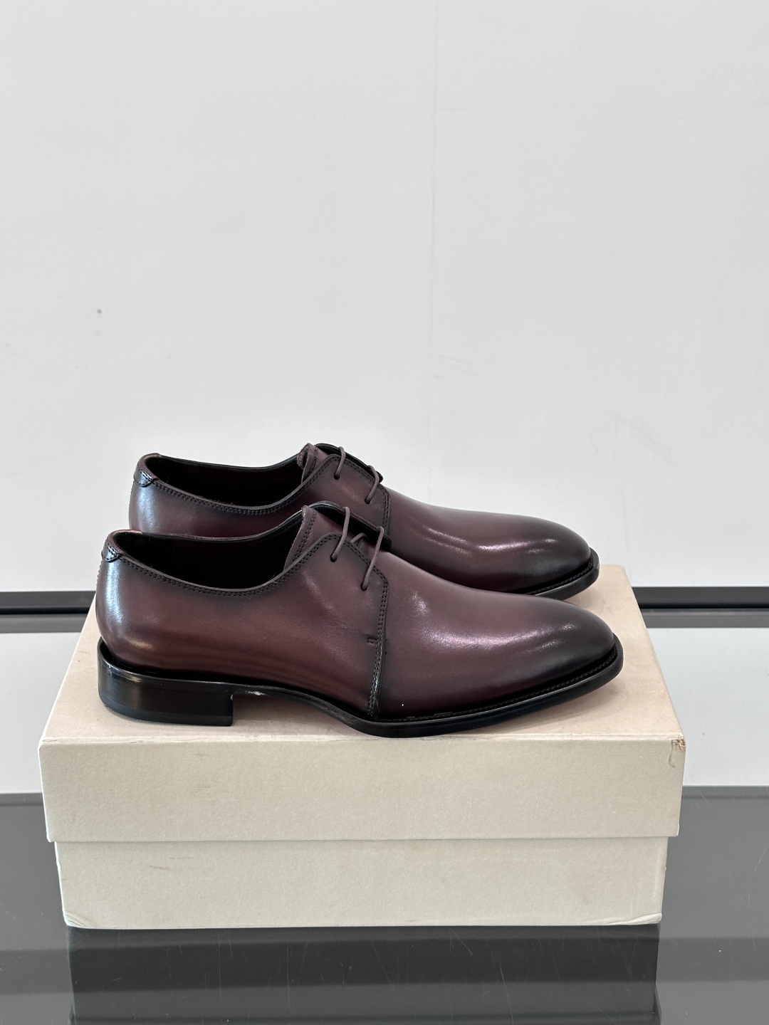 Santoni/圣东尼 意大利男士手工小牛皮真皮大底正装皮鞋，这个意大利纯手工鞋履品牌的每一双鞋设计简洁