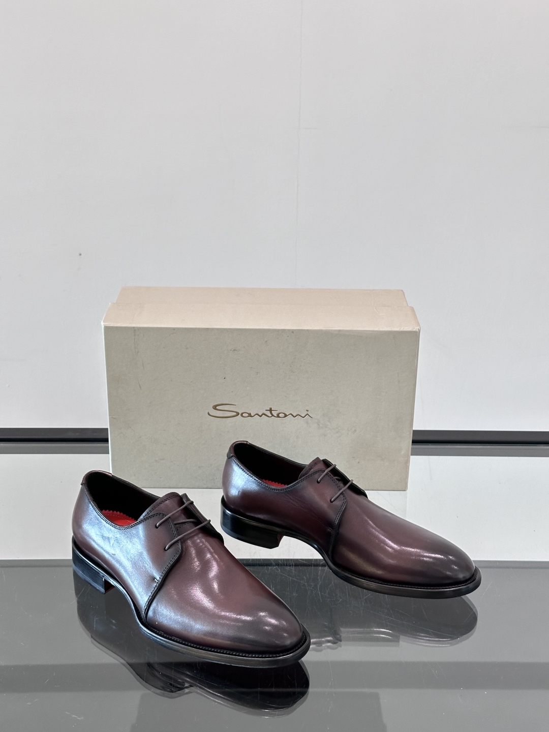 Santoni/圣东尼 意大利男士手工小牛皮真皮大底正装皮鞋，这个意大利纯手工鞋履品牌的每一双鞋设计简洁