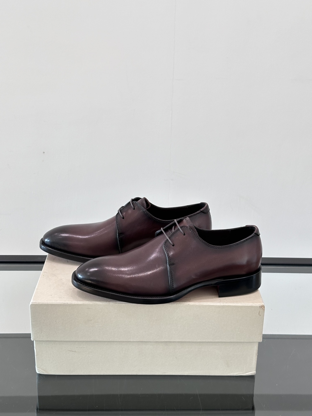 Santoni/圣东尼 意大利男士手工小牛皮真皮大底正装皮鞋，这个意大利纯手工鞋履品牌的每一双鞋设计简洁