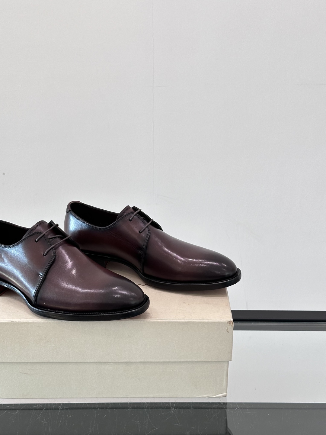 Santoni/圣东尼 意大利男士手工小牛皮真皮大底正装皮鞋，这个意大利纯手工鞋履品牌的每一双鞋设计简洁